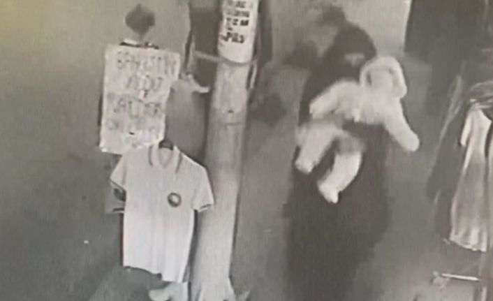 Sultangazi’de kucağındaki bebeğiyle yürüyen yabancı uyruklu Hatice H., silahla vurularak öldürüldü