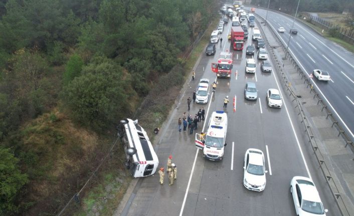 Eyüpsultan&#039;da minibüs devrildi: 2&#039;si ağır 10 yaralı!
