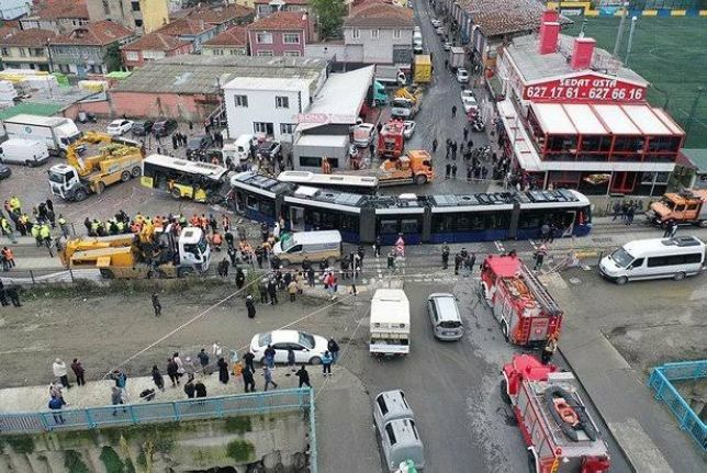 Eyüpsultan&#039;da tramvay ile İETT otobüsü çarpıştı: 33 yaralı var