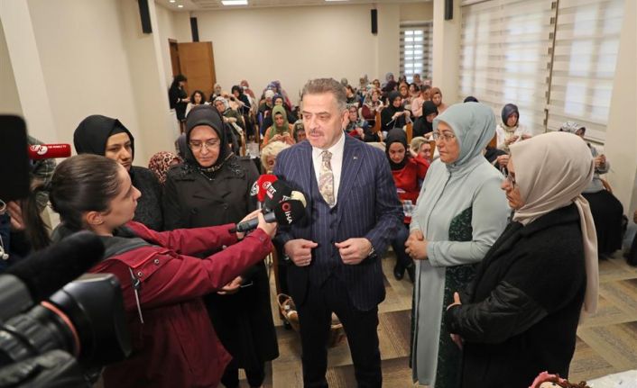 Gaziosmanpaşalı Kadınlar Depremzedeler İ&ccedil;in Atkı ve Bere &Ouml;r&uuml;yor