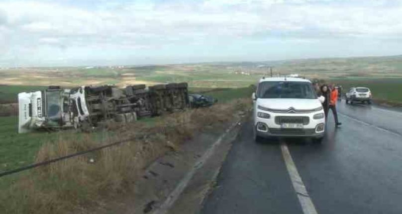 Arnavutköy&#039;de hafriyat kamyonu ile otomobil çarpıştı: 1 yaralı