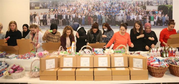 Gaziosmanpaşa Belediyesi depremzede kadınlara 8 Mart’ta hijyen seti ulaştırdı