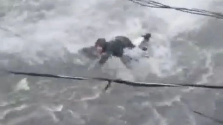 Gaziosmanpaşa'da yolun karşısına ge&ccedil;meye &ccedil;alışan kadın sele kapıldı