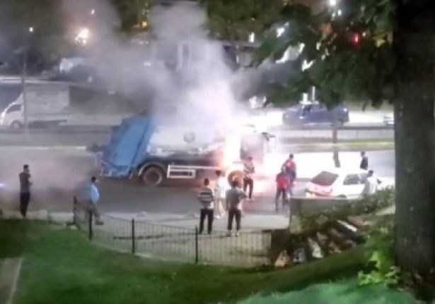 Sultangazi&#039;de Seyir Halindeki Çöp Kamyonu Alev Alev Yandi