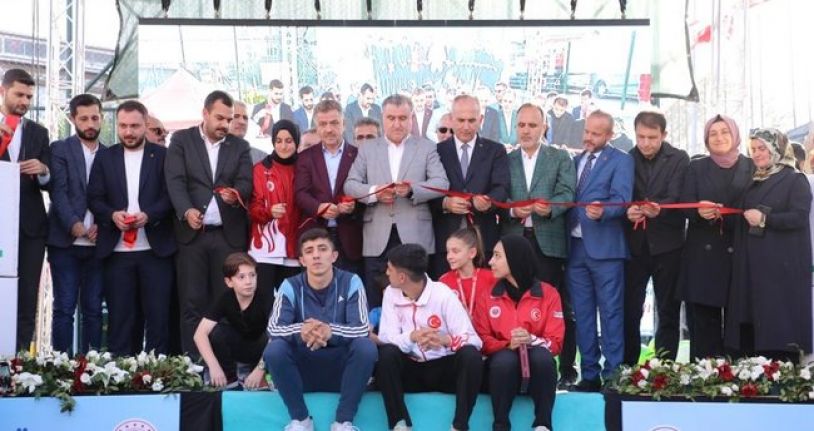 Bakan Osman Aşkın Bak, Gaziosmanpaşa&#039;da yüzme havuzu açtı