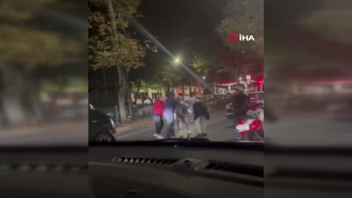 Bayrampaşa&#039;da trafikte tartışan kadınlar saç saça baş başa birbirlerine girdi