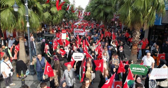 Gaziosmanpaşa&#039;da &quot;Filistin İçin Engel Yok&quot; yürüyüşü düzenlendi
