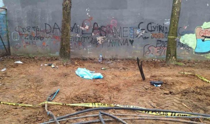 Gaziosmanpaşa&rsquo;da sahte alkol iddiası: Bir kişi  parkta &ouml;l&uuml; bulundu