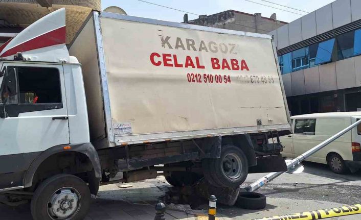 Bayrampaşa’da facianın eşiğinden dönülen anlar kamerada: Kimyasal madde yüklü kamyonet yokuş aşağı gelip elektrik direğine çarptı