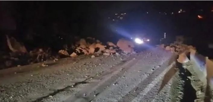 Gaziosmanpaşa'da toprak kayması! 14 gecekondu zarar gördü 70 kişi tahliye edildi.