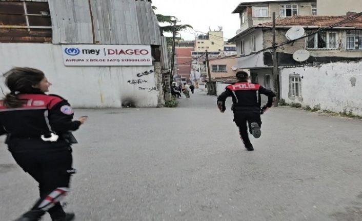 Gaziosmanpaşa&#039;da uyuşturucu denetimi; &quot;Yunuslar geziyor diye vermiyorlar&quot;