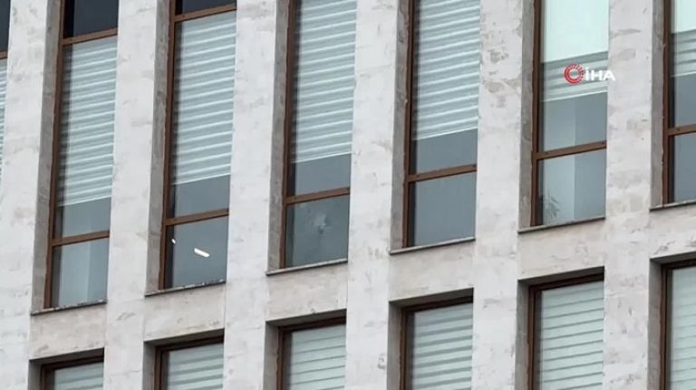 Arnavutköy Kaymakamlığı&#039;na kurşun isabet etti, polis harekete geçti