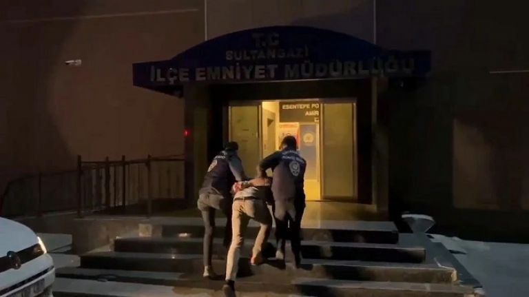 Sultangazi&#039;de olaylı gece: Camdan çıkıp Kuran okuyarak evi yaktı