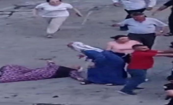 Gaziosmanpaşa&#039;da komşuların kavgası kamerada; yaşlı kadına yumruk attı