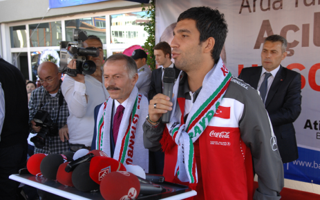 Arda&rsquo;nın futbola başladığı Bayrampaşa&rsquo;daki toprak sahaya kendi adı verildi