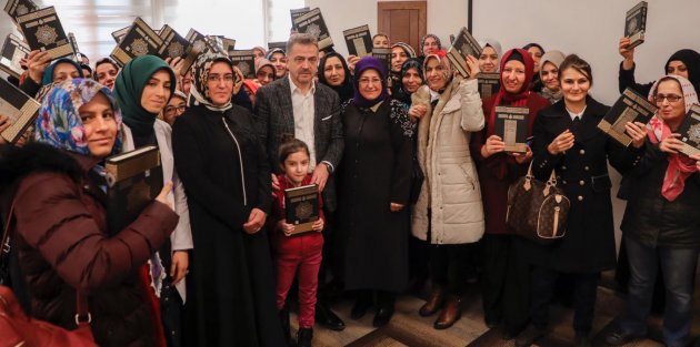 Başkan Usta Kur&rsquo;an-ı Kerim&rsquo;e Ge&ccedil;en Kadın Kursiyerlerin Heyecanına Ortak Oldu