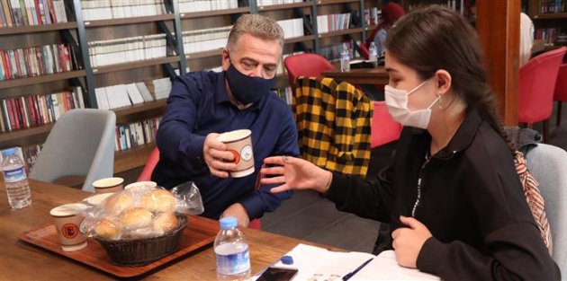 Farika Kitaplı Kahve'de ders çalışan öğrencilere çay ve çorba ikramı
