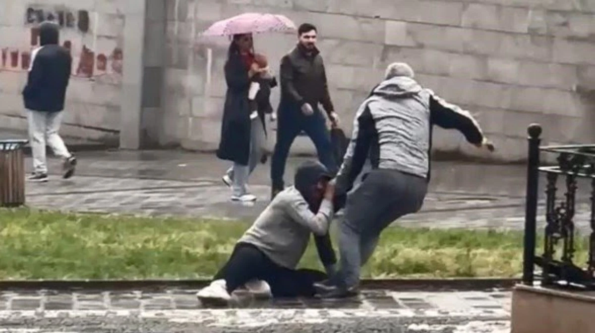 Gaziosmanpaşa’da baba ile oğlu arasında sokak ortasında kavga