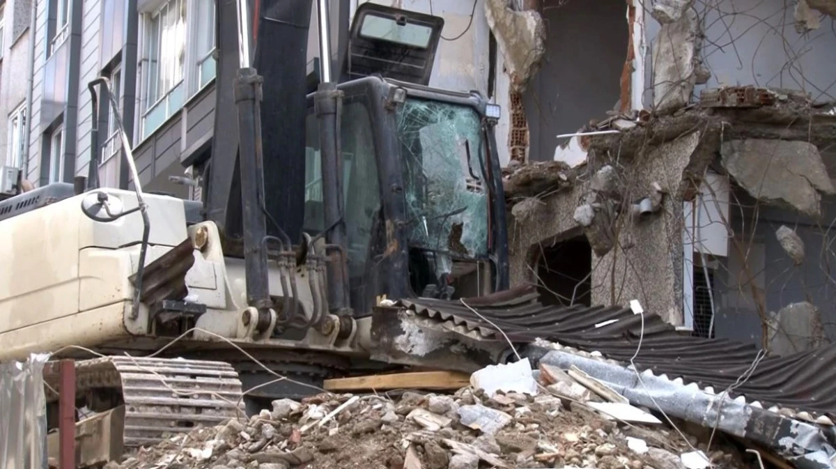 Gaziosmanpaşa&rsquo;da binadan kopan tahta par&ccedil;ası aracın camını par&ccedil;aladı: Kep&ccedil;e operat&ouml;r&uuml; yaralandı