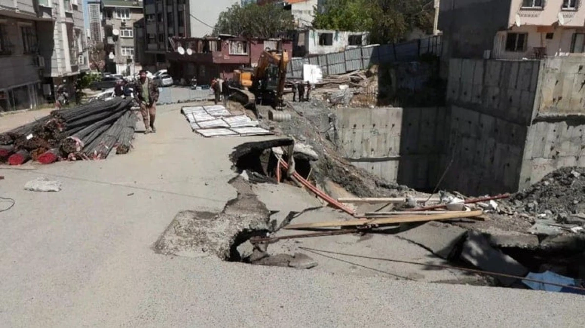 Gaziosmanpaşa'da yol çöktü, iki bina tahliye edildi