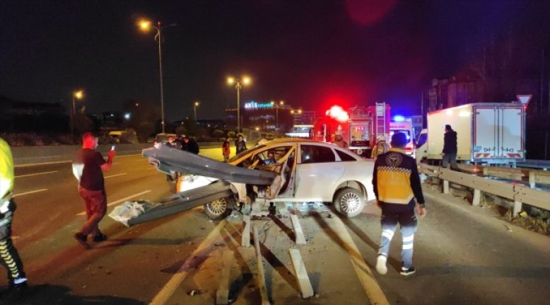 Bayrampaşa'da bariyerlere saplanan otomobildeki 2 kişi yaralandı