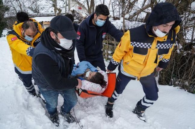 Sultangazi'de ambulans karlı yolda kaldı; Sağlıkçılar hastaya yaya ulaşarak kurtardı