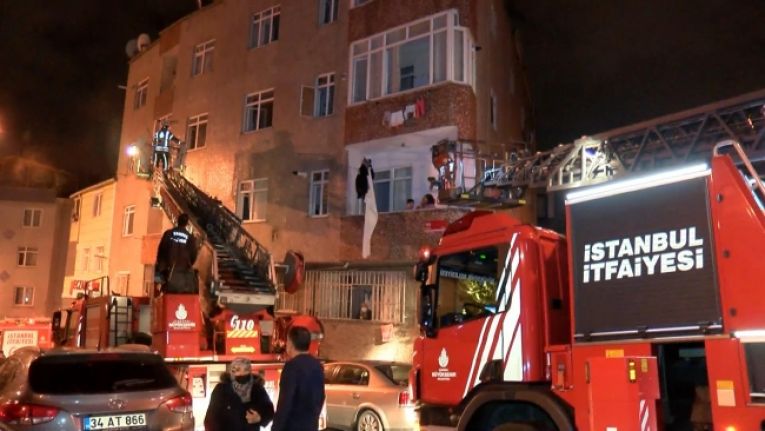 Gaziosmanpaşa'da bina yangını: 12 kişiyi itfaiye kurtardı