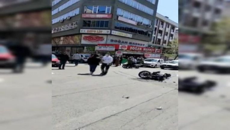 Sultangazi'de motosikletle otomobilin çarpıştığı kaza kamerada!