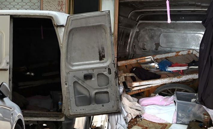Sultangazi'de terk edilen minibüs uyuşturucu kullananların yuvası oldu