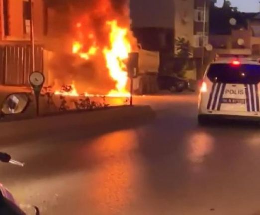 Gaziosmanpaşa’da park halindeki kamyon alev alev yandı