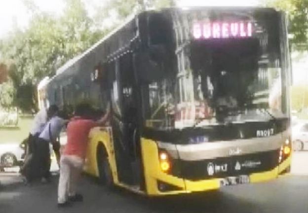 Bayrampaşa'da çalışma yapılan yola saplanan İETT otobüsü vatandaşlarca kurtarıldı