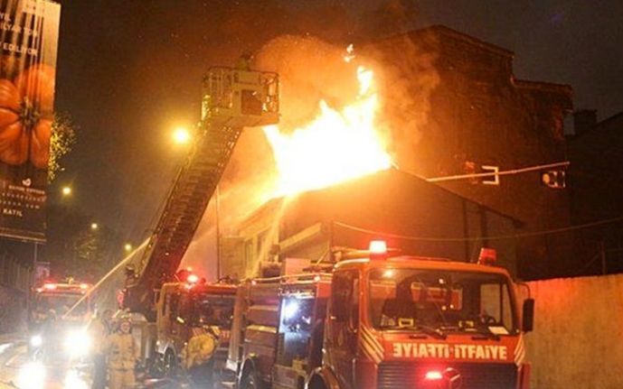 Eyüp Sultan'da korkutan yangın! 5 katlı bir binanın çatısı kül oldu