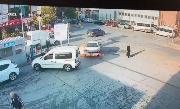 Gaziosmanpaşa'da yanan otomobili akaryakıt istasyonu çalışanları söndürdü