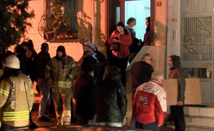 Gaziosmanpaşa'da yangın çıkan binada mahsur kalan aileyi itfaiye kurtardı
