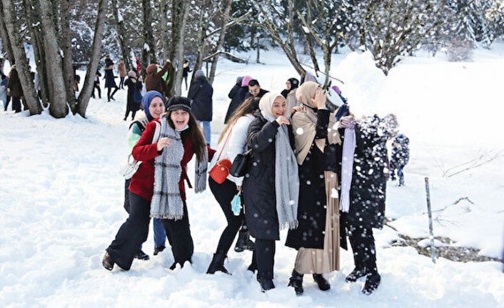 Eyüpsultan Belediyesi kültür gezileri: Üniversiteli gençler Abant Gölü’nü gezdi