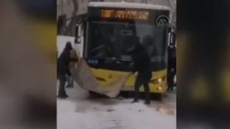 Gaziosmanpaşa'da karlı rampayı çıkamayan İETT otobüsünün altına halı serildi
