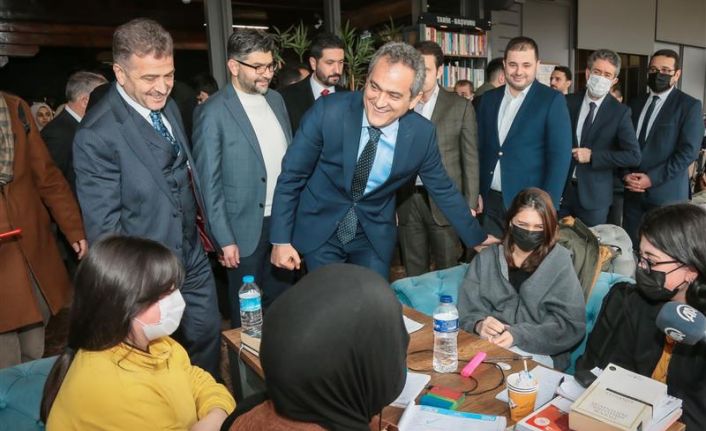 Milli Eğitim Bakanı Özer, Gaziosmanpaşa'da Gençlerle Buluştu