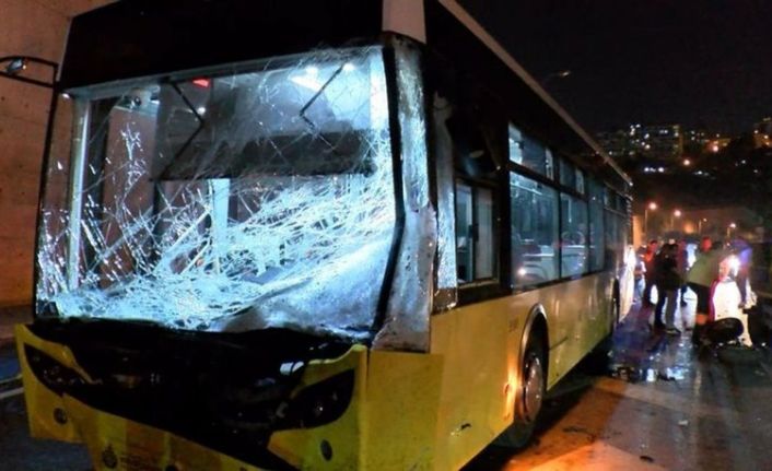 Gaziosmanpaşa’da otomobil İETT otobüsüne çarptı: 1 ölü, 4 yaralı