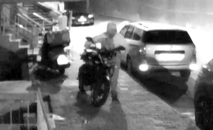 Gaziosmanpaşa'da demir kesme makasıyla motosiklet hırsızlığı