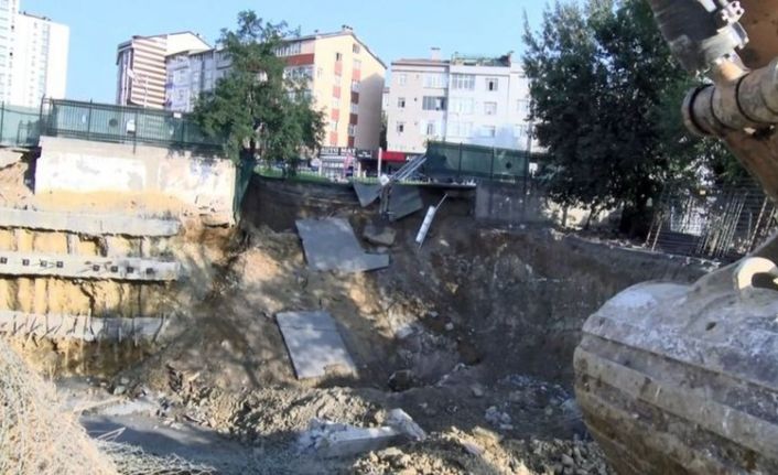 Gaziosmanpaşa'da hafriyat çalışmasında yol çöktü