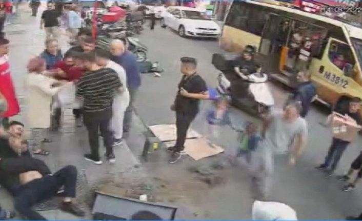 Gaziosmanpaşa'da otobüs yolcuları arasında başlayan kavga sokağa taştı
