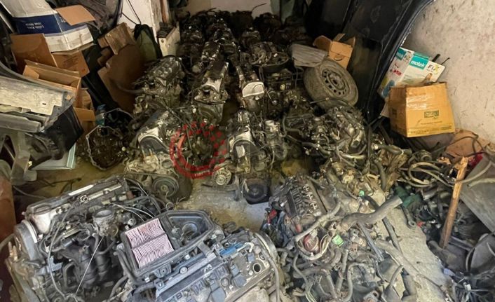 Bayrampaşa'da kaçakçılık operasyonu: 13 adet araç motoru yakalandı
