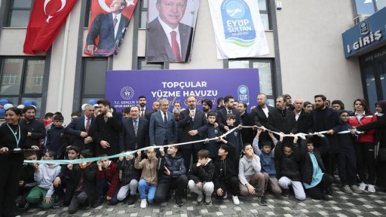 Bakan Kasapoğlu Eyüpsultan'daki yüzme havuzlarının açılışını yaptı