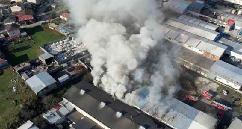 Eyüpsultan'da sanayi sitesinde büyük fabrika yangını