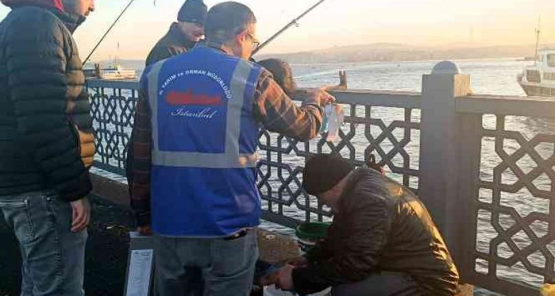 Galata Köprüsü ve Atatürk Köprüsü'nde amatör balıkçılar denetlendi