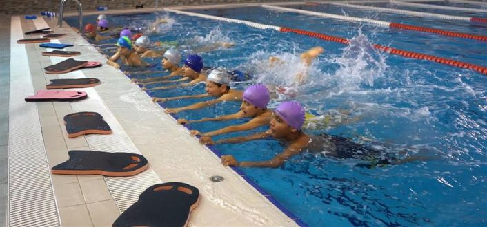 Gaziosmanpaşa Belediyesi Yüzme Bilmeyen Kalmasın'' Projesi İle Öğrencilere Yüzme Öğretiyor