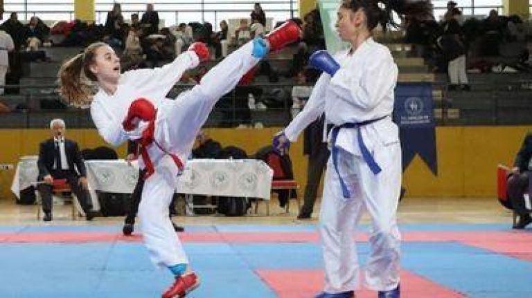 Gaziosmanpaşa'da okullar arası karate müsabakaları sona erdi
