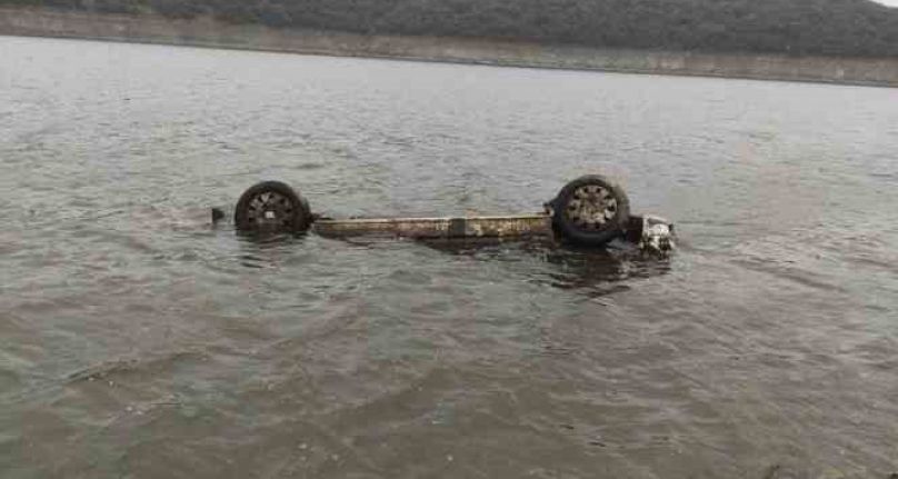 Alibey Barajı'nda batık halde olan araçlar sular çekilince yüzeye çıktı