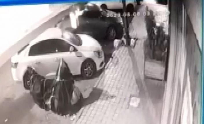 Gaziosmanpaşa'da kahvehaneye silahlı saldırı kamerada