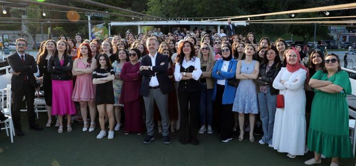 Gaziosmanpaşa'da Liseli Gençler Mezuniyetlerini Tekne Turuyla Kutladı